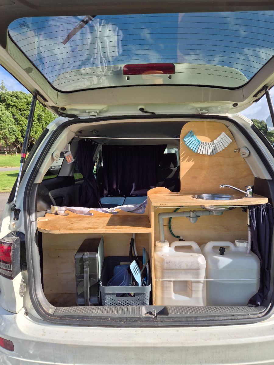 2005 Toyota Estima — photo 2
