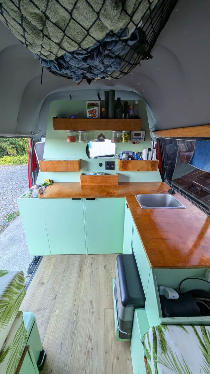 2003 Toyota HiAce — photo 2