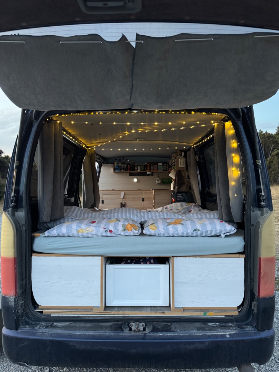 2004 Toyota HiAce — photo 2