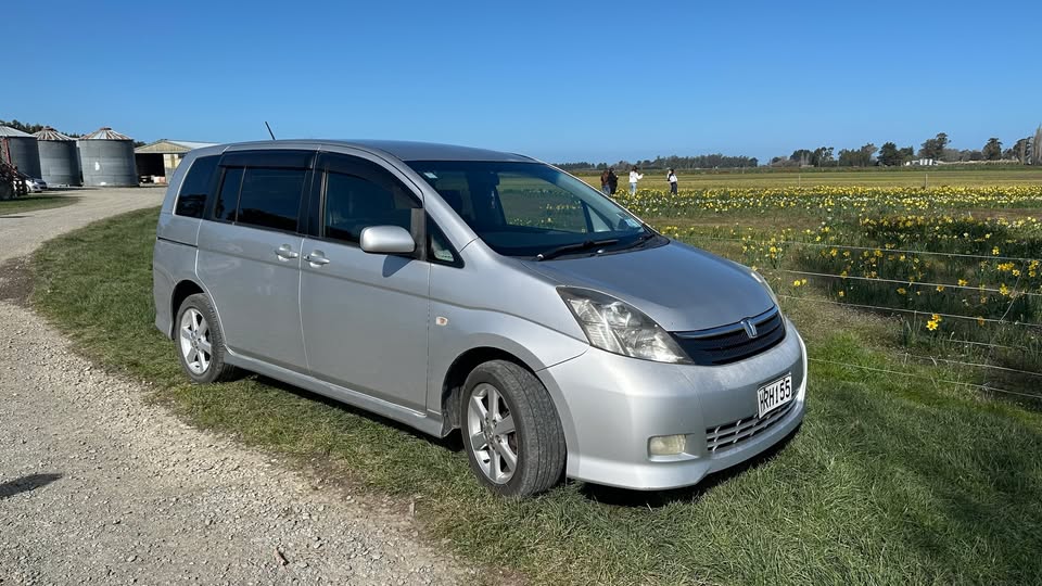 2006 Toyota Isis — photo 2