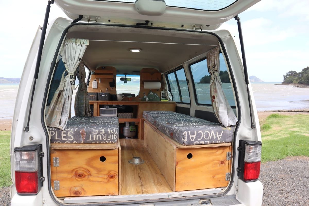 2010 Mazda Bongo — photo 2