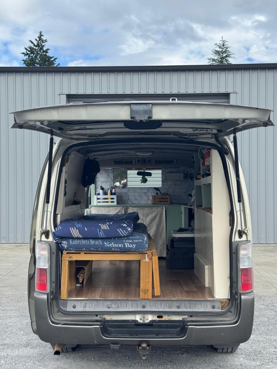 2006 Nissan Caravan — photo 2