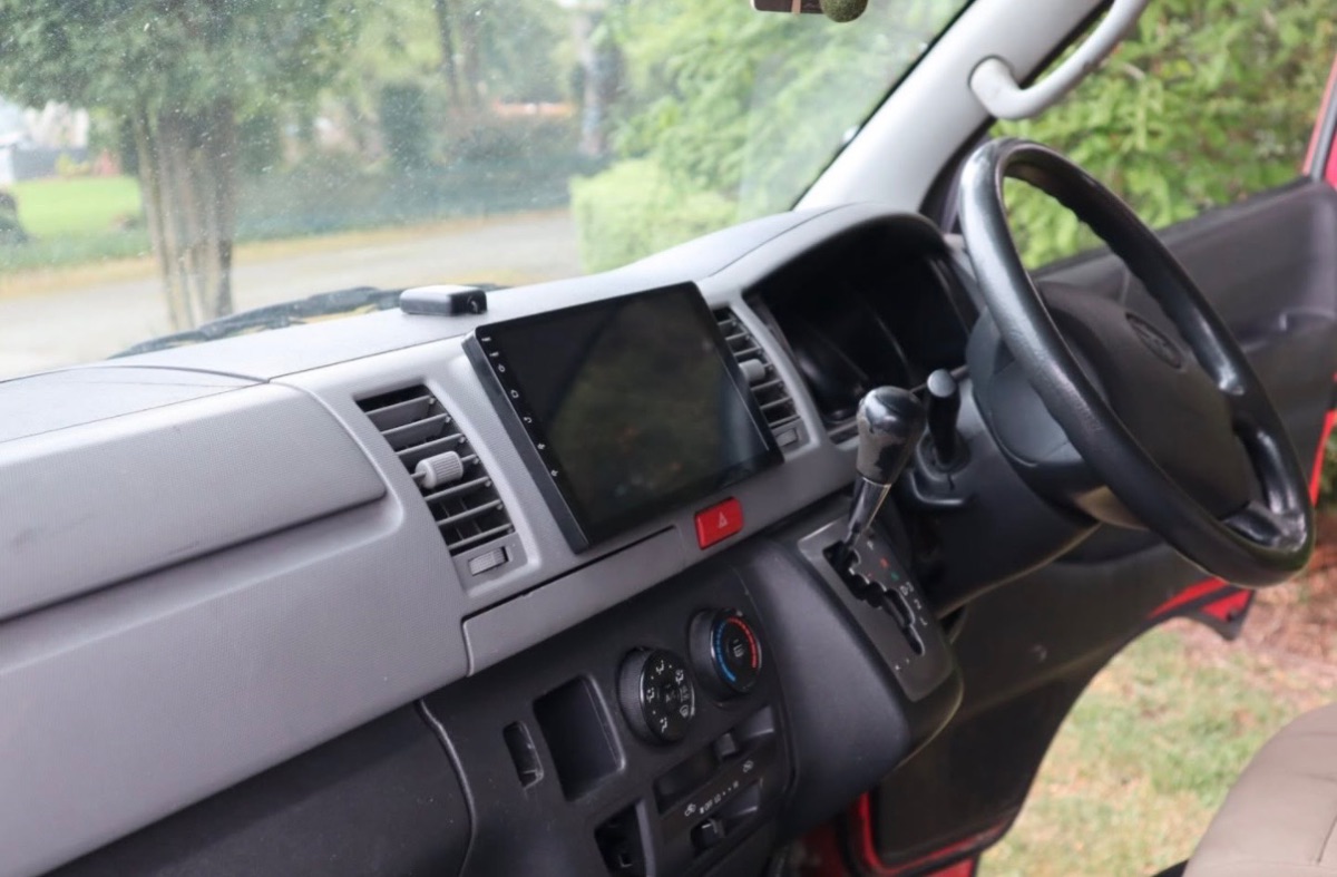 2005 Toyota HiAce — photo 2