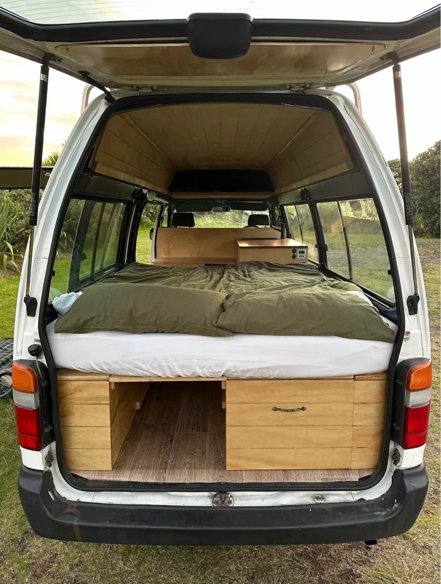 1999 Toyota HiAce — photo 2