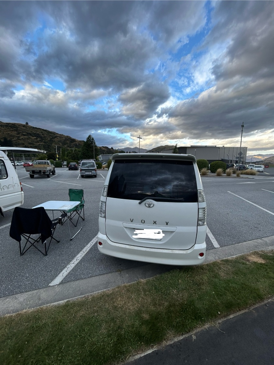 2004 Toyota Voxy  — photo 2