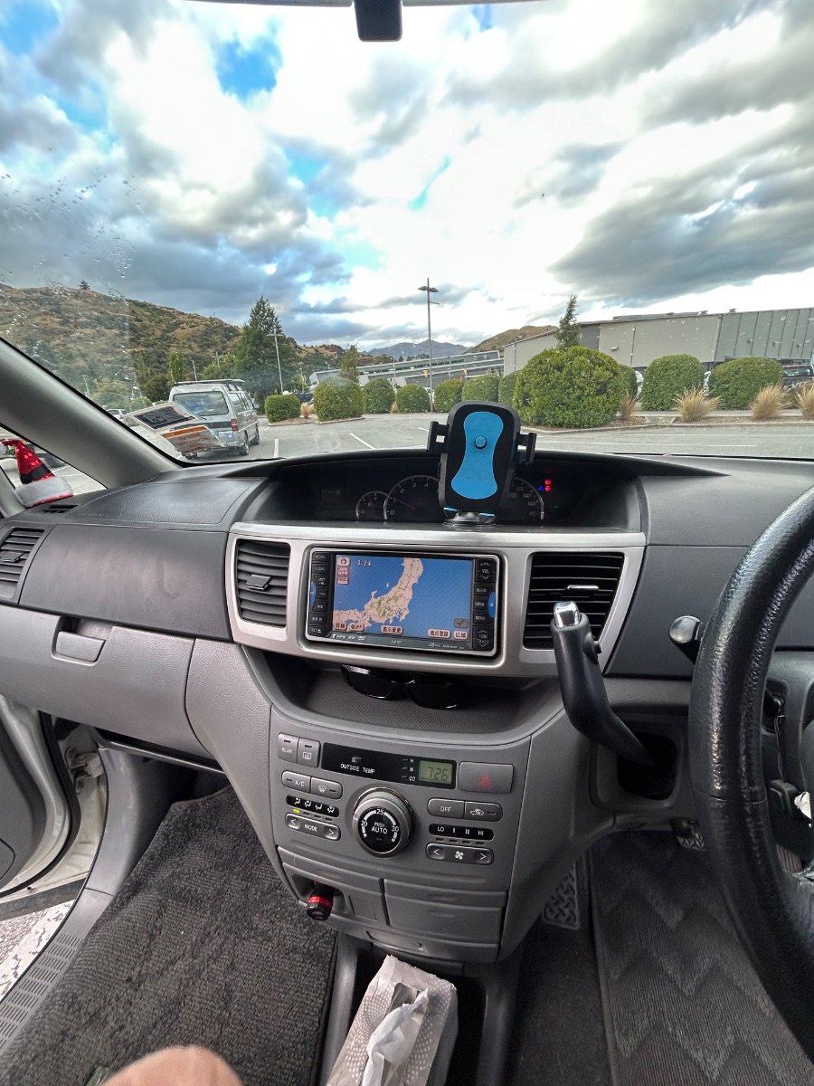 2004 Toyota Voxy  — photo 5