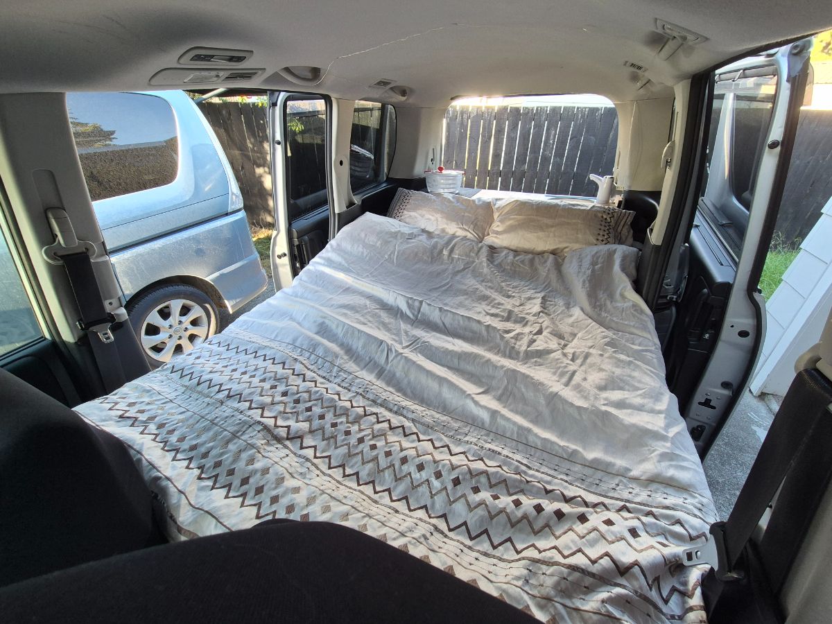 2013 Nissan Serena — photo 2