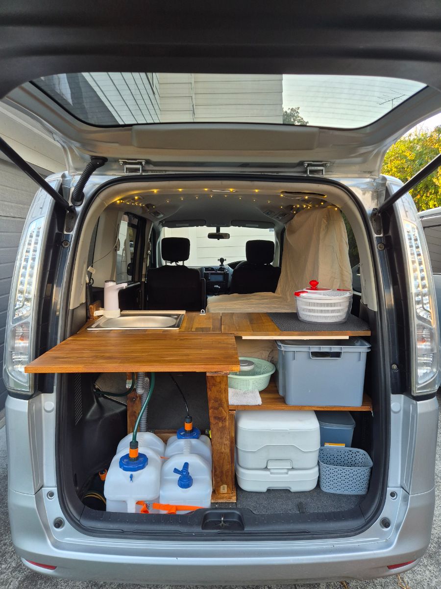 2013 Nissan Serena — photo 5