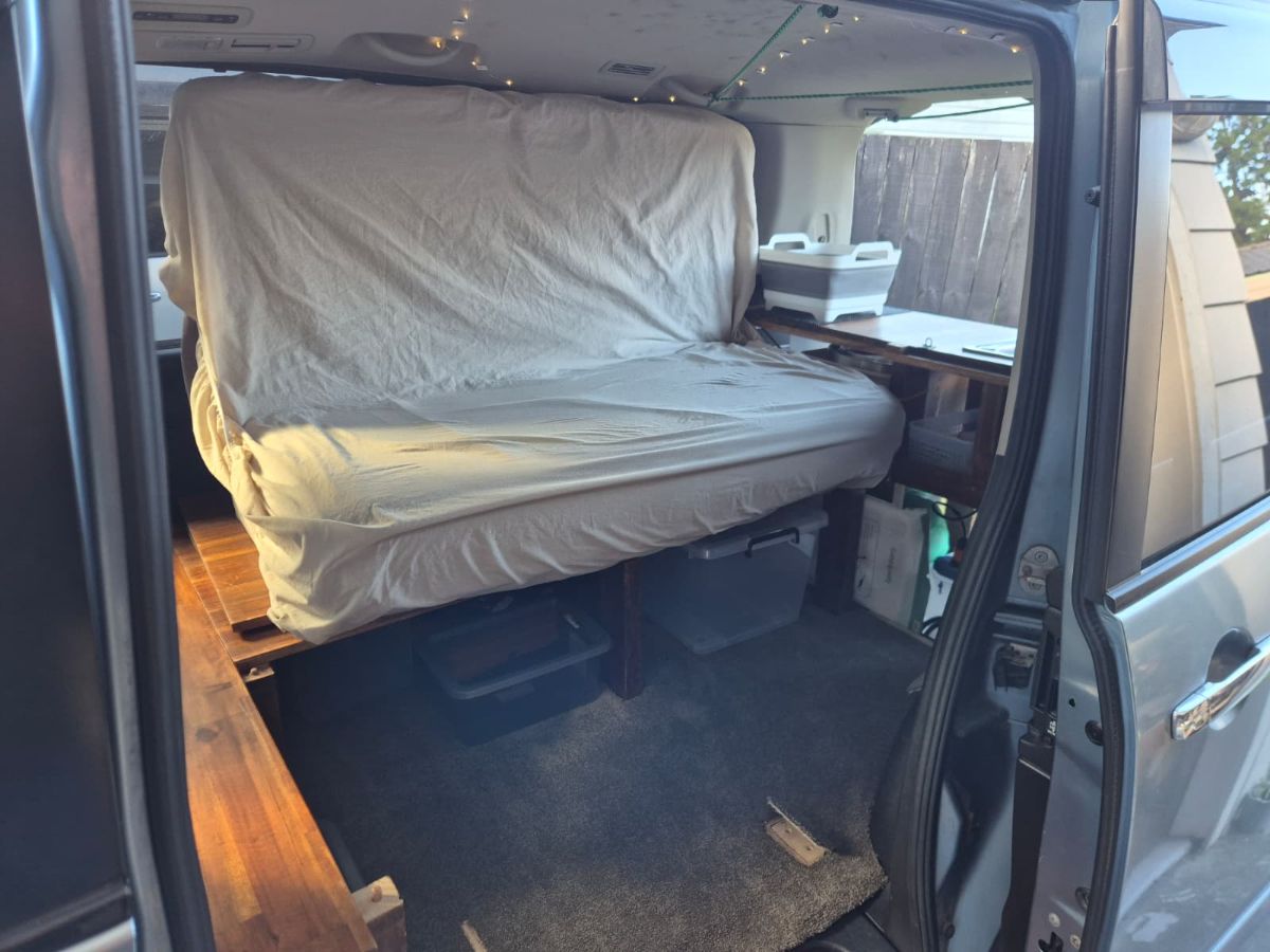 2012 Nissan Serena — photo 2