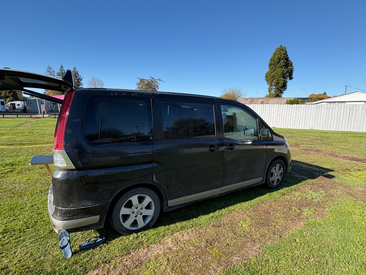 2005 Nissan Serena — photo 2