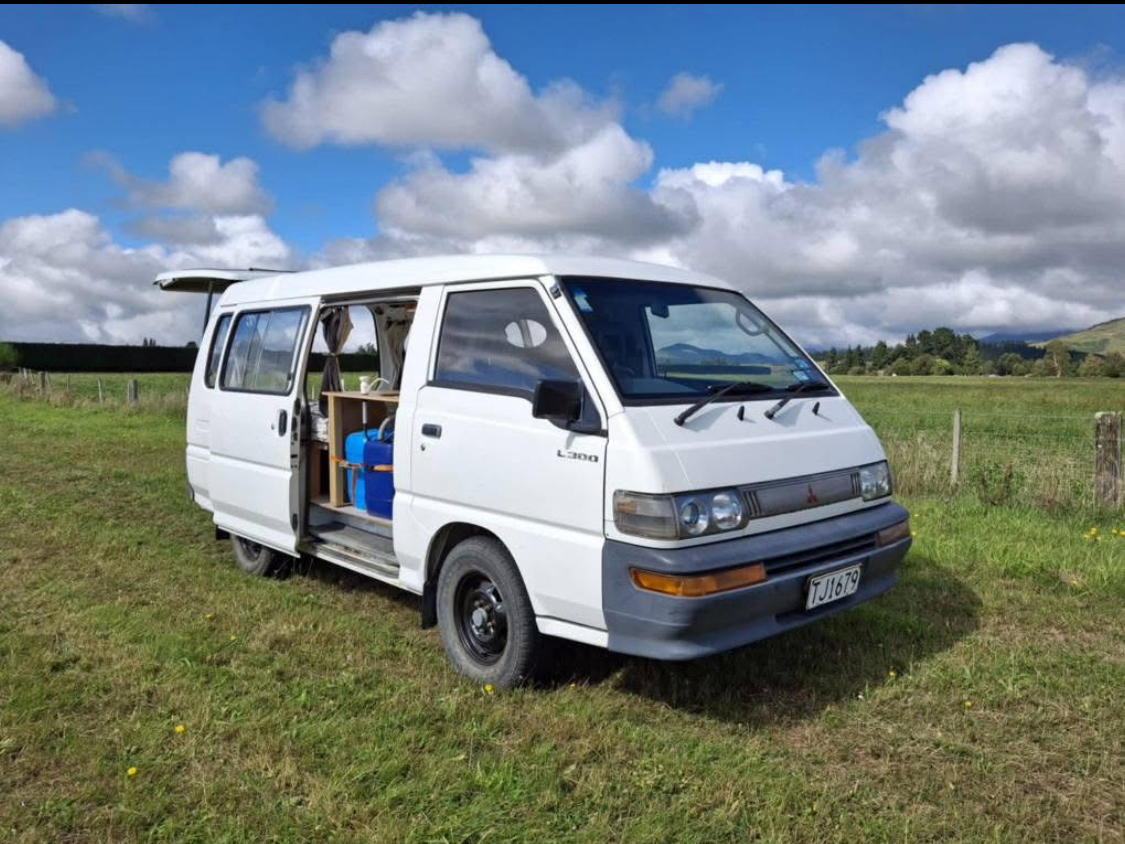 1995 Mitsubishi L300 — photo 2